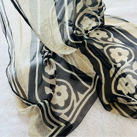 Giorgio Armani Le Collezioni  Silk Scarf. - Picture 7 of 12